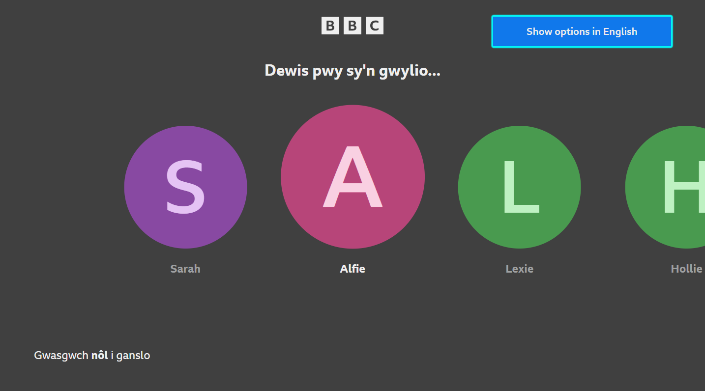 Image of the home screen of the iPlayer TV app. The option to change language to English on the top right is highlighted